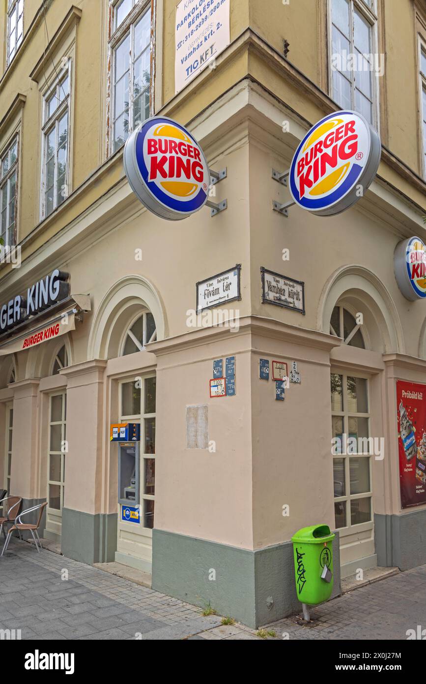 Budapest, Ungarn - 31. Juli 2022: American Fast Food Chain Burger King Restaurant am Fovam Square im Zentrum der Hauptstadt. Stockfoto