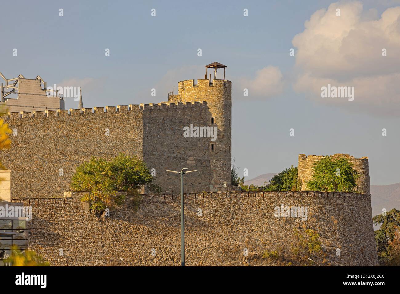 Skopje, Nordmakedonien - 23. Oktober 2023: Mittelalterliche Festungsmauern auf der Spitze des Hügels in der Altstadt sonniger Herbsttag. Stockfoto