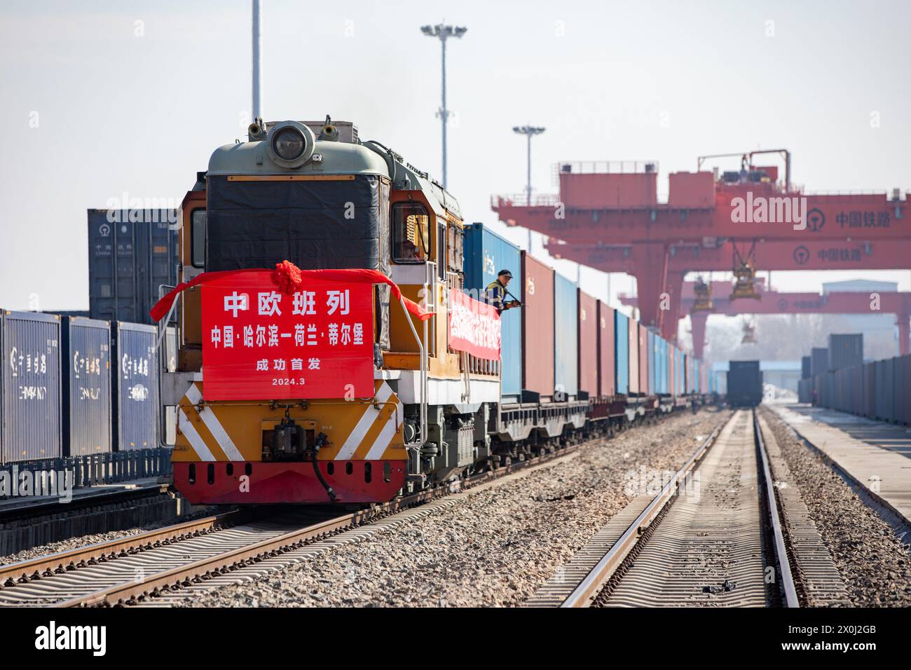 Peking, China. März 2024. Dieses am 14. März 2024 aufgenommene Foto zeigt einen internationalen Güterzug, der sich auf die Abfahrt vom internationalen Containerzentrum Harbin in, der Hauptstadt der nordöstlichen chinesischen Provinz Heilongjiang, vorbereitet. Quelle: Zhang Tao/Xinhua/Alamy Live News Stockfoto