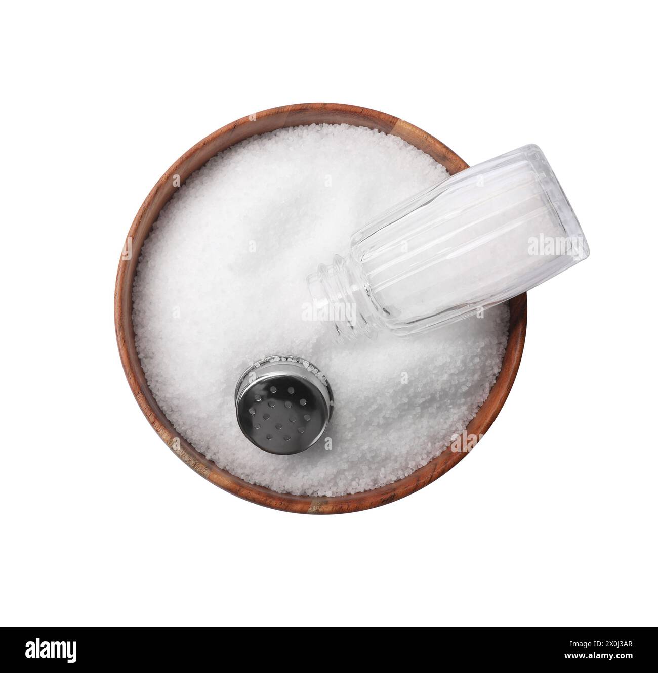 Natürliches Salz und Shaker in der Schüssel auf weißem Hintergrund, Draufsicht. Leerzeichen für Text Stockfoto