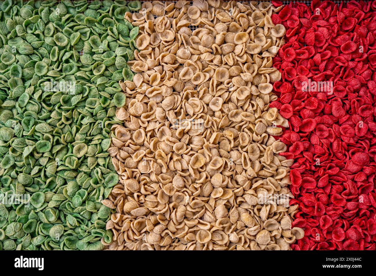 Traditionelle apulische Orecchiette in den Farben der italienischen Flagge in den Straßen von Bari Stockfoto