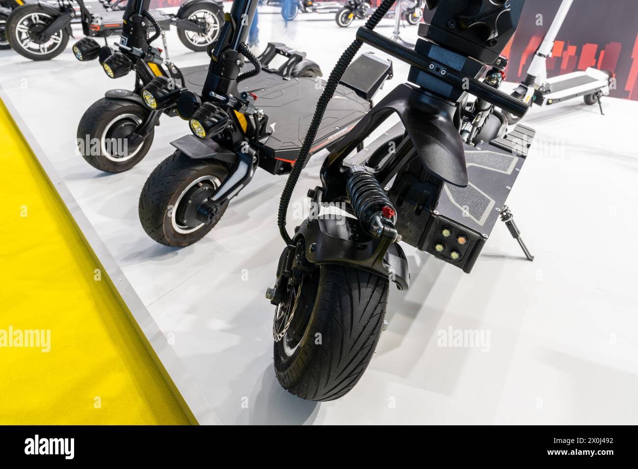 Viele moderne Elektroroller zum Verkauf. Stockfoto