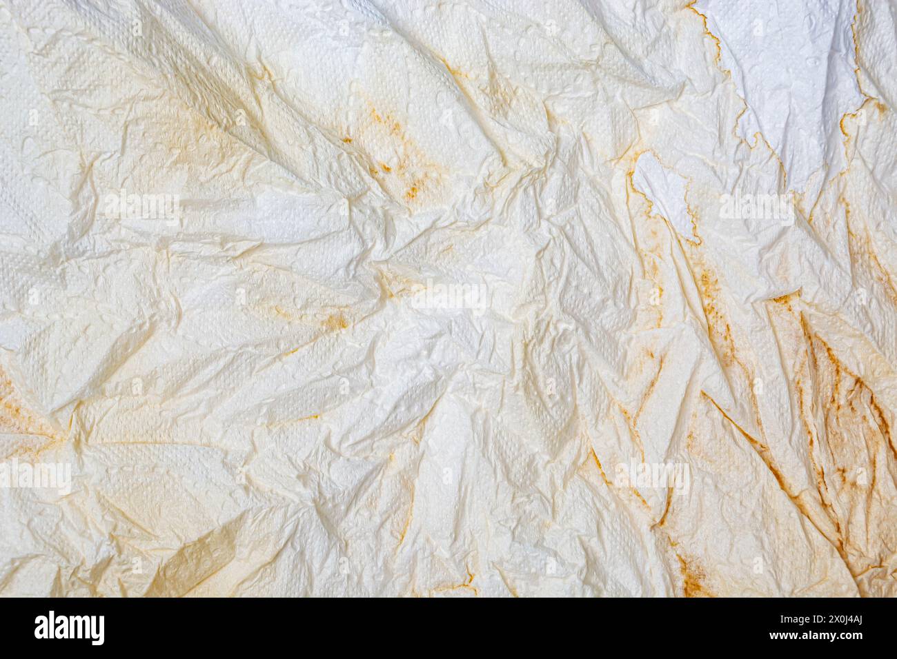 Kaffeeflecken auf zerknittertem Papier, Textur, Hintergrund Stockfoto