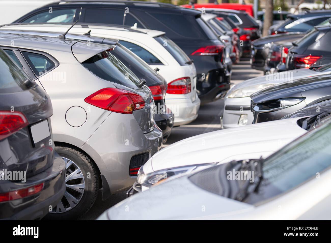 Autos in Folge. Viele geparkte Fahrzeuge Stockfoto