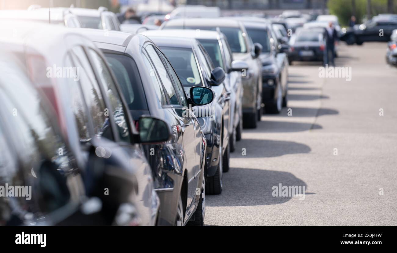 Autos in Folge. Viele geparkte Fahrzeuge Stockfoto