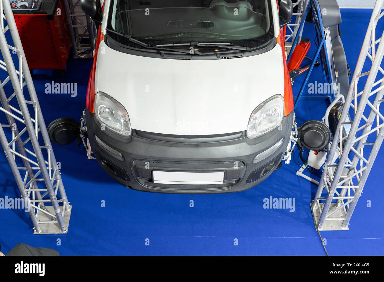 Autoreparatur im Kfz-Service. Stockfoto