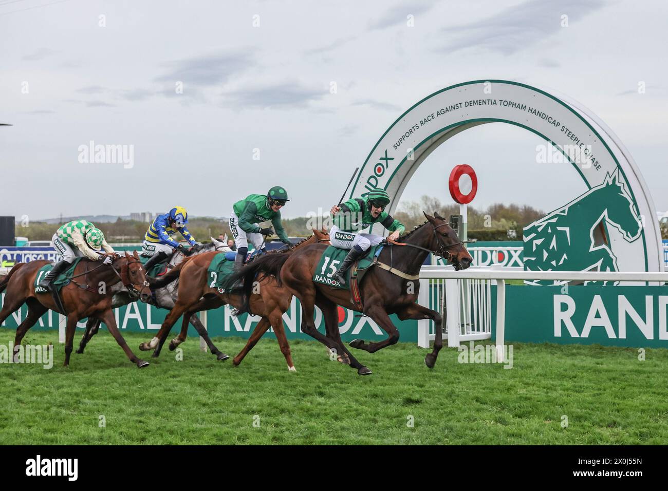 Arizona Cardinal Reiten von Ciaran Gethings gewinnt 16:05 Uhr die Randox unterstützt das Rennen gegen Demenz Topham Chase (Klasse 3) während des Randox Grand National 2024 Ladies Day auf der Aintree Racecourse, Liverpool, Vereinigtes Königreich, 12. April 2024 (Foto: Mark Cosgrove/News Images) in Liverpool, Vereinigtes Königreich am 12. April 2024. (Foto: Mark Cosgrove/News Images/SIPA USA) Stockfoto