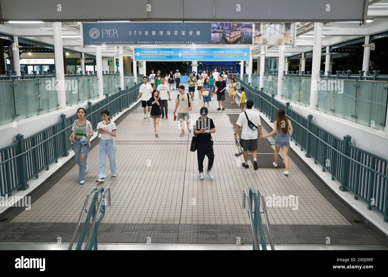 Der Fußweg an der Central Star Ferry Station mit Leuten, die tagsüber laufen. Hongkong - 27. August 2023 Stockfoto