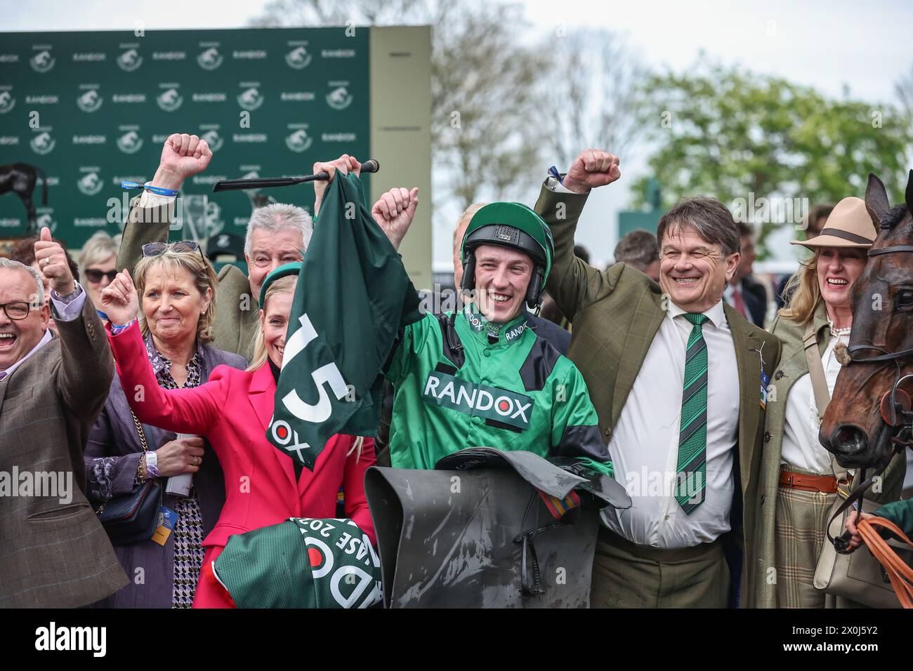 Liverpool, Großbritannien. April 2024. Ciaran Gethnigs feiert den Sieg des Randox Supports Race Against Demenz Topham Chase (Klasse 3) während des Randox Grand National 2024 Ladies Day auf der Aintree Racecourse, Liverpool, Vereinigtes Königreich, 12. April 2024 (Foto: Mark Cosgrove/News Images) in Liverpool, Vereinigtes Königreich am 12. April 2024. (Foto: Mark Cosgrove/News Images/SIPA USA) Credit: SIPA USA/Alamy Live News Stockfoto