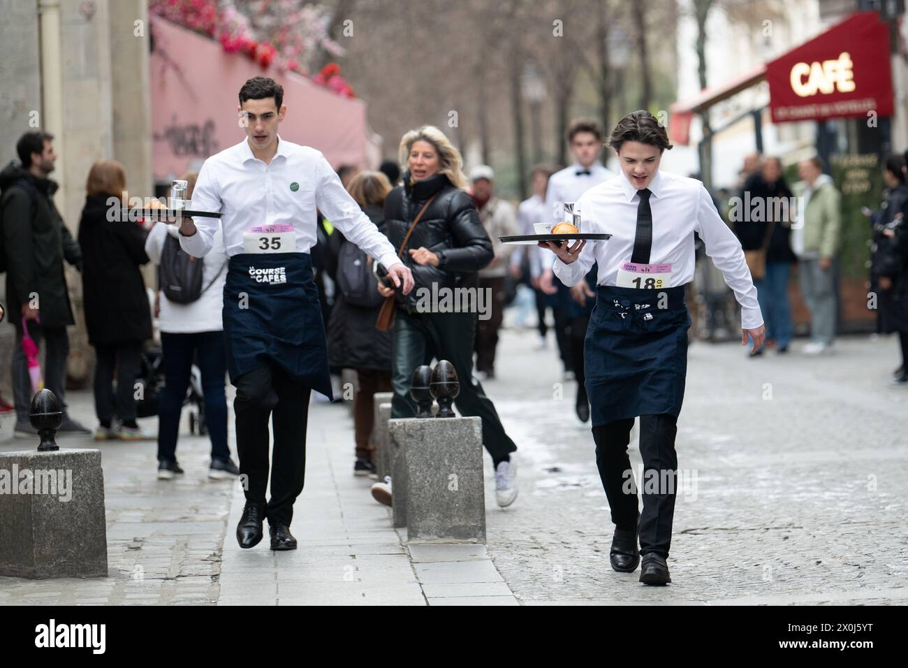 Die Teilnehmer im La Course des Cafés rennen durch die Straßen von Paris Stockfoto