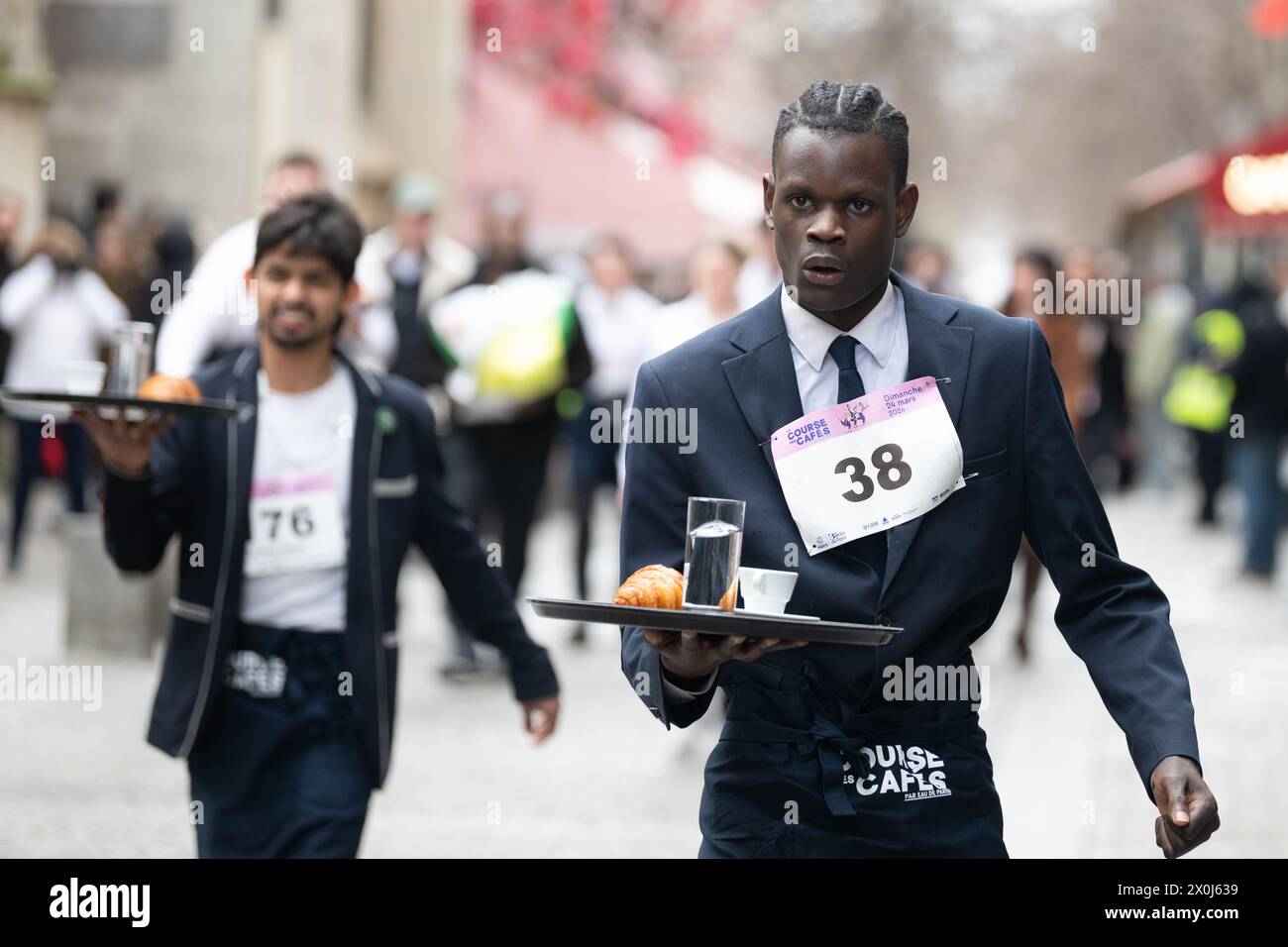 Die Teilnehmer im La Course des Cafés rennen durch die Straßen von Paris Stockfoto