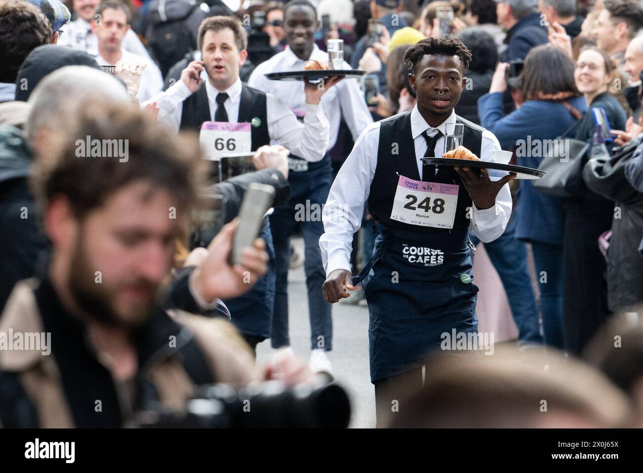 Die Teilnehmer im La Course des Cafés rennen durch die Straßen von Paris Stockfoto
