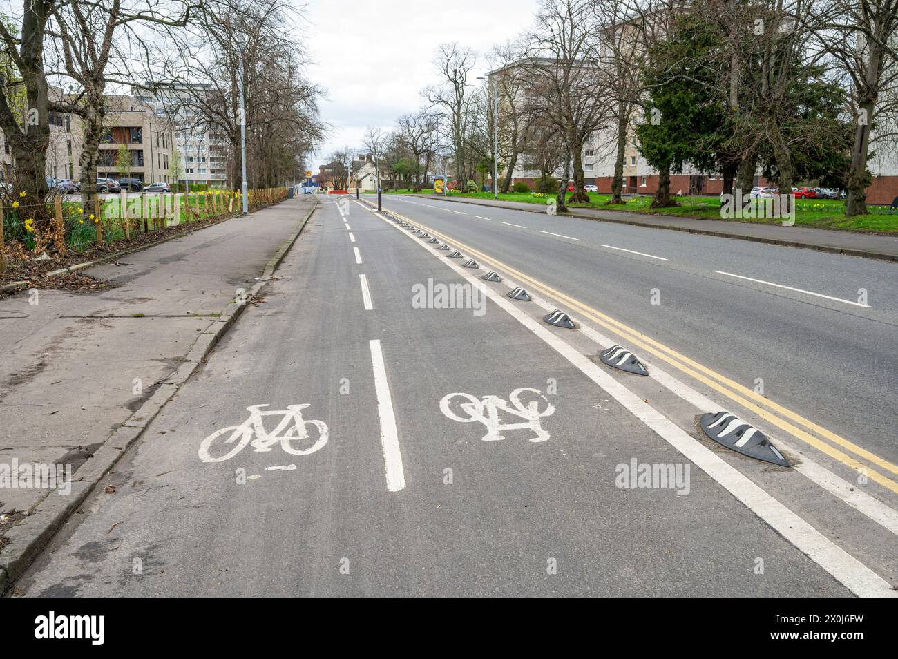 Seggregierte Radwege auf der South West City Way Radroute auf St Andrews Drive, Glasgow, Schottland, Großbritannien, Europa Stockfoto