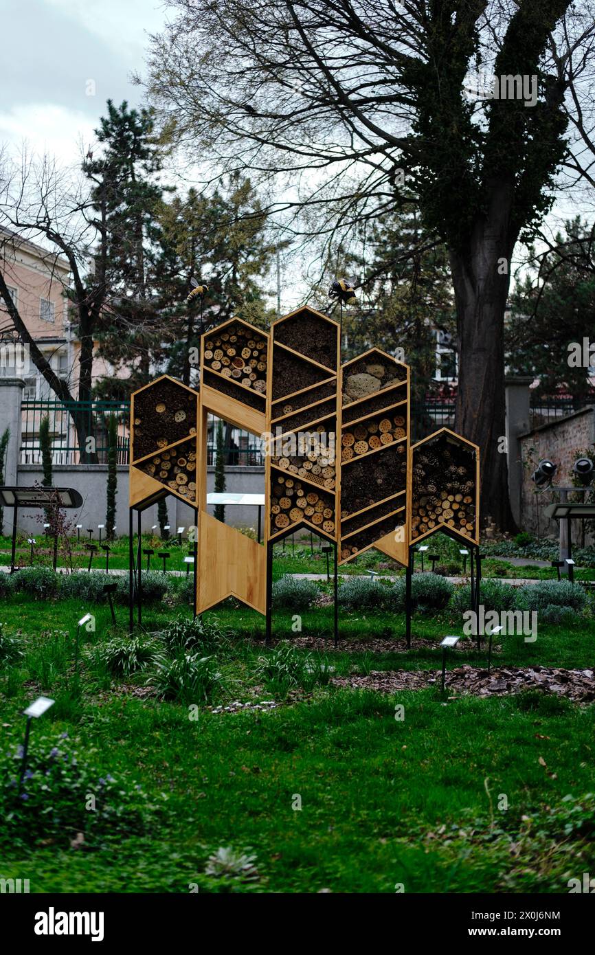 Das handgefertigte Hotel mit Holzbienen befindet sich im botanischen Garten im Zentrum von Belgrad, der Hauptstadt Serbiens. Löcher für Insekten zwischen Kegeln und W Stockfoto