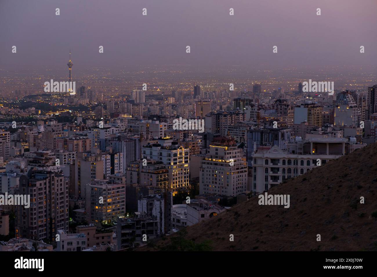 Blick auf die Stadt Teheran am Abend und die Hochhäuser. Stockfoto