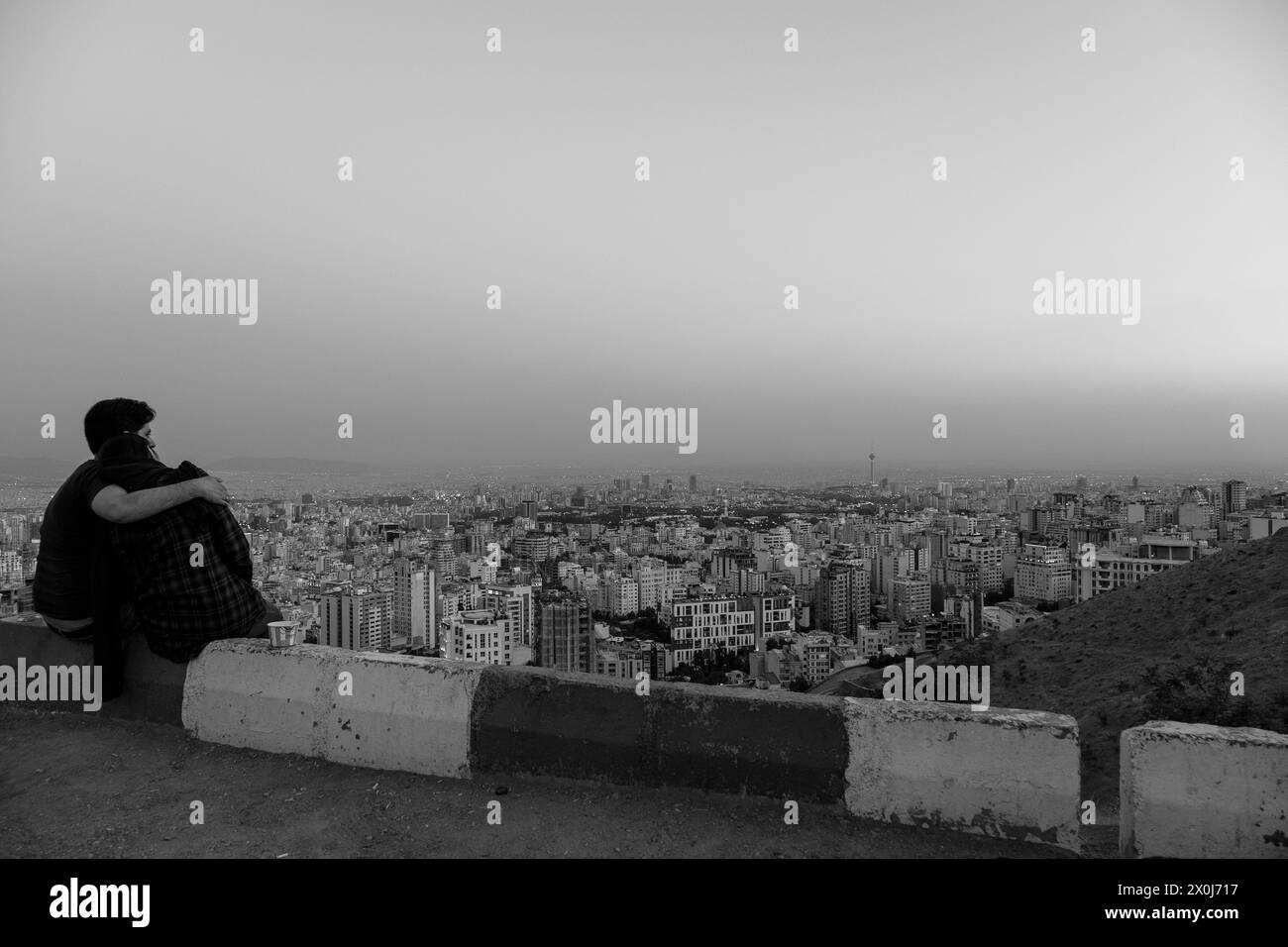 Blick auf die Stadt Teheran und den berühmten Milad Tower neben den Gebäuden. Stockfoto