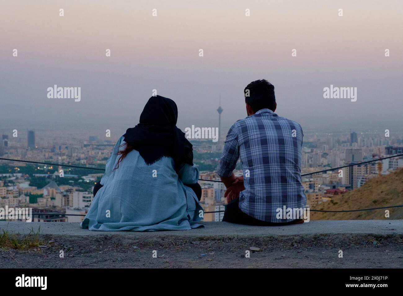 Blick auf die Stadt Teheran und den berühmten Milad Tower neben den Gebäuden. Stockfoto