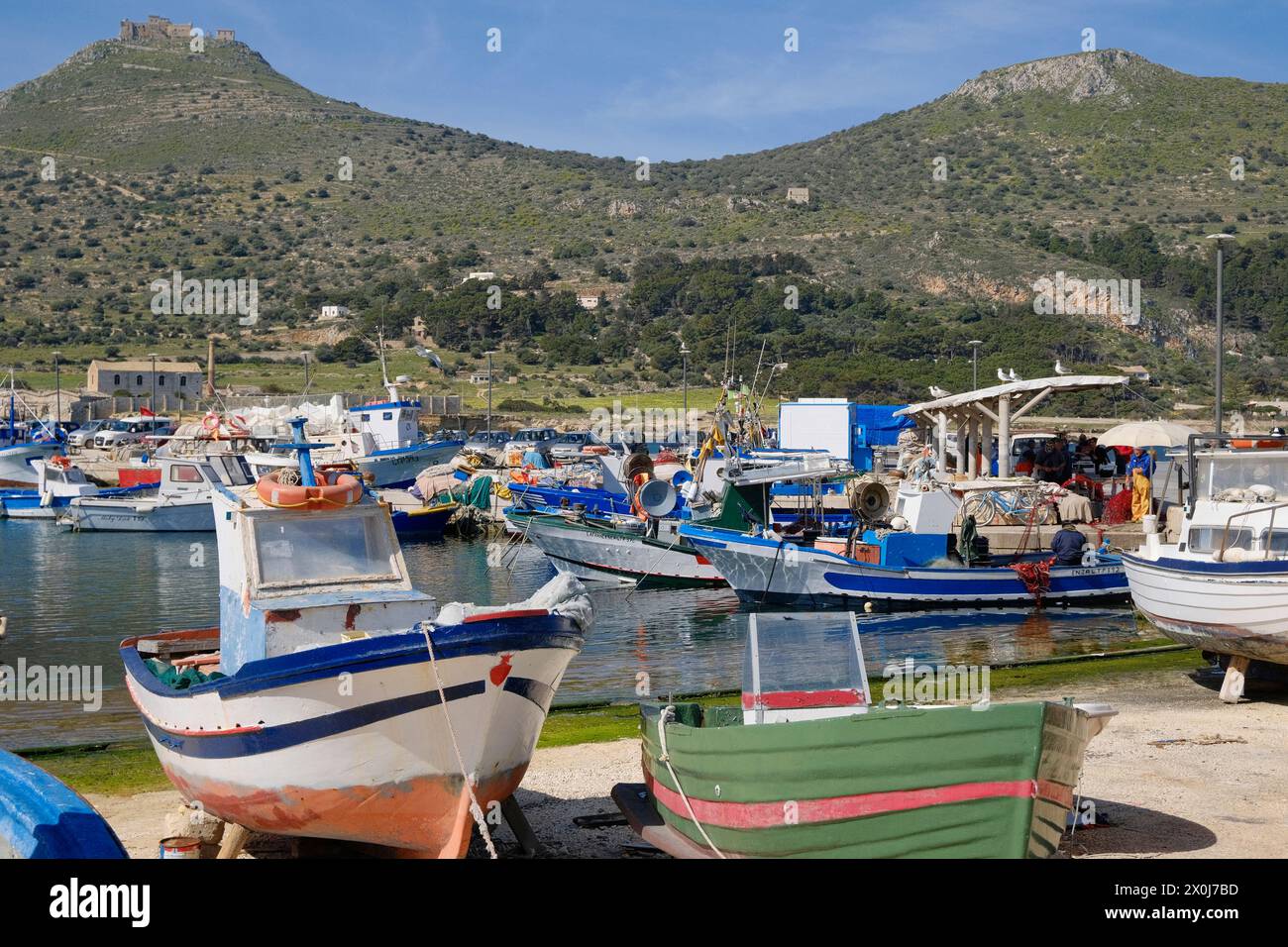 Italien, sizilien, mittelmeer, Ägadische Inseln, Insel Favignana; Fischerboote und die Thunfischfabrik im Hafen - EDITORIAL Stockfoto