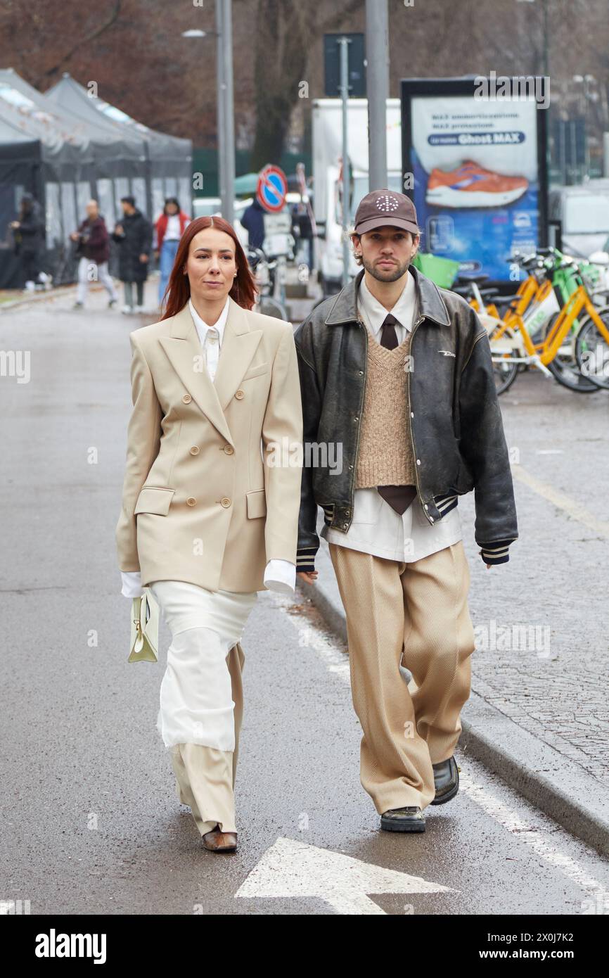 MAILAND, ITALIEN - 23. FEBRUAR 2024: Alice Barbier, Sebastien Roques vor der Sportmax Fashion Show, Mailand Fashion Week Street Style Stockfoto