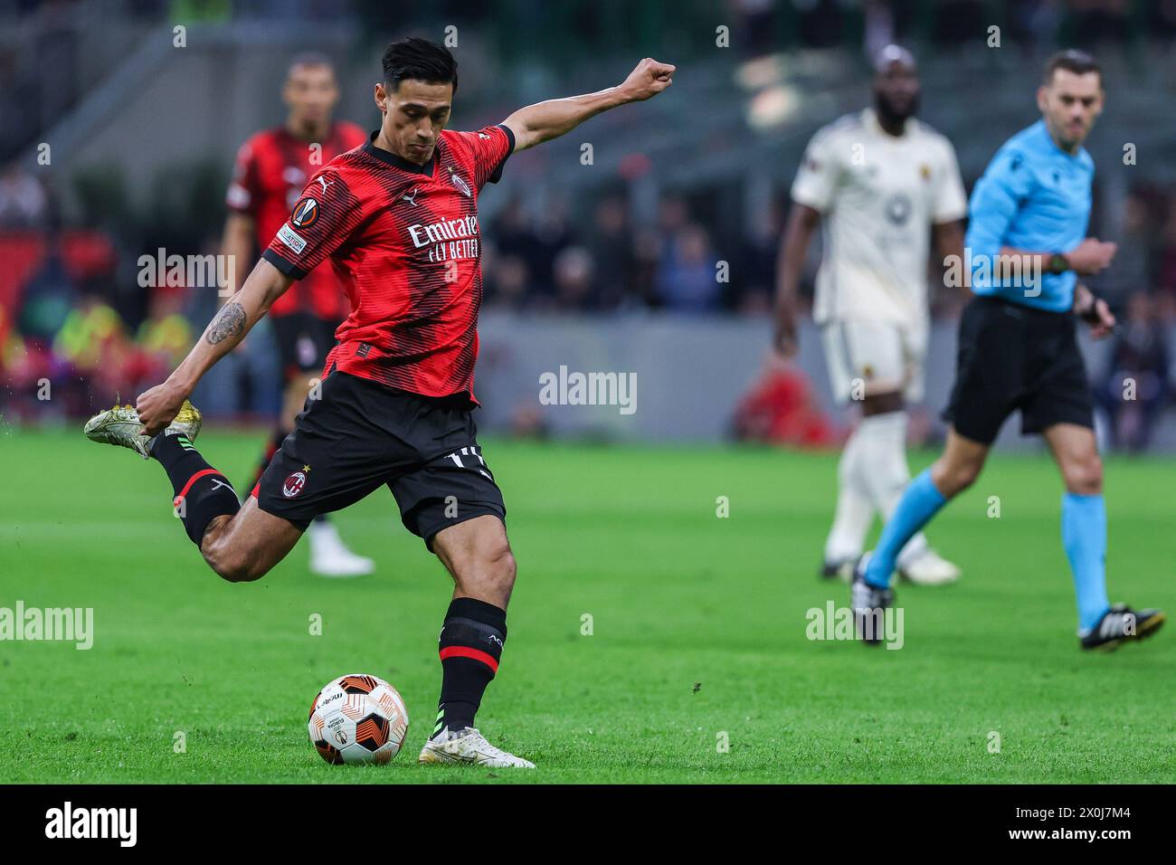 Mailand, Italien. April 2024. Tijjani Reijnders vom AC Milan wurde am 11. April 2024 während des Viertelfinals der UEFA Europa League 2023/24 in Aktion gesehen – 1. Legs des Fußballspiels zwischen dem AC Milan und AS Roma im San Siro Stadium, Mailand, Italien. Credit: Independent Photo Agency/Alamy Live News Stockfoto