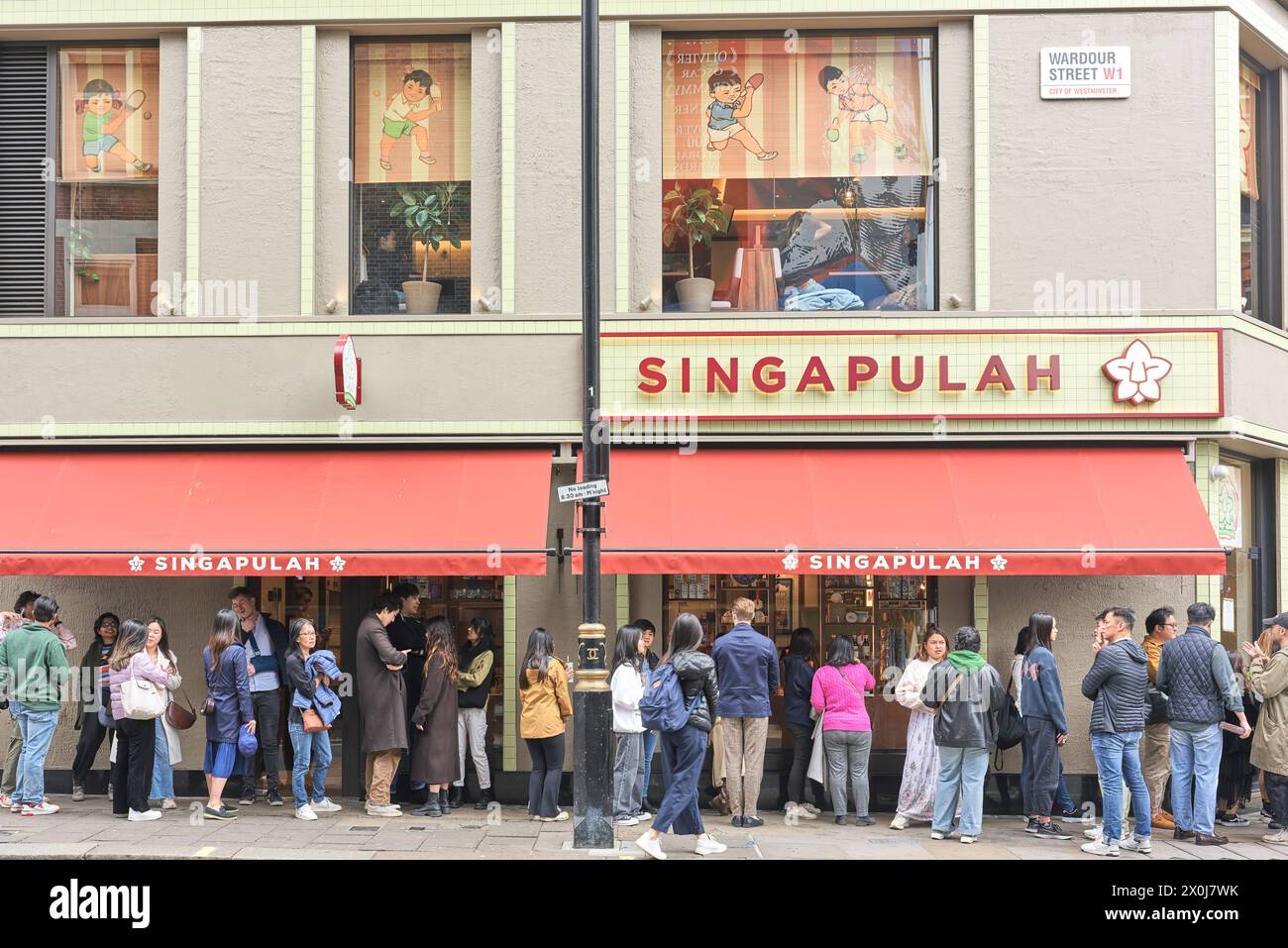 Schlange vor dem Singapulah Restaurant, das singapurische Küche serviert, London, England. Stockfoto