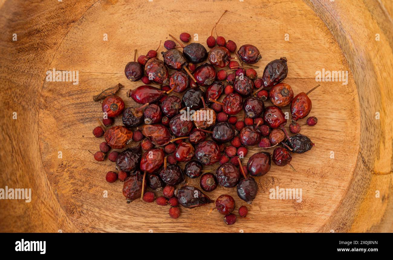 Getrocknete Hagebutten und getrocknete Weißdornbeeren Stockfoto