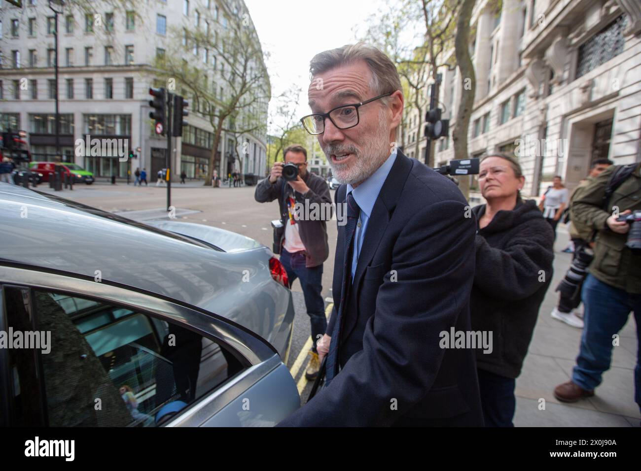 London, England, Großbritannien. April 2024. ADAM CROZIER, ehemaliger CEO von Royal Mail Group Ltd und ehemaliger Direktor von Royal Mail Holdings plc, wird gesehen, wie er Aldwych House verlässt, nachdem er der Post Office - Horizon IT Inquiry (Credit Image: © Tayfun Salci/ZUMA Press Wire) Beweise gegeben hat! Nicht für kommerzielle ZWECKE! Stockfoto