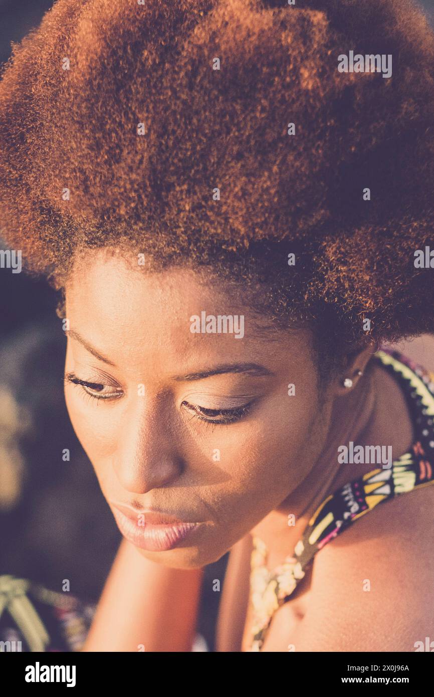 Modeporträt einer attraktiven schwarzen jungen Model-Frau mit ethnischer Afro-Frisur und afrikanischem Kleid. Wunderschönes Mädchen, das allein von oben gesehen wird. Hübscher Mensch in einem traditionellen afrikanischen Kleid Stockfoto