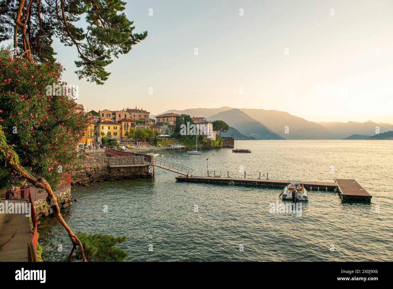 Varenna, malerischer Sonnenuntergang am Comer See, Italien Stockfoto