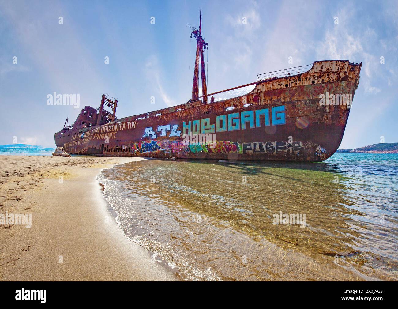 Schiffbruch am Strand, Umweltschäden, die Dimitrios war eine Achterbahn, die am 23. Dezember 1981 am Strand in Valtaki (Gemeinde Evrotas), Griechenland, auf Grund lief Stockfoto