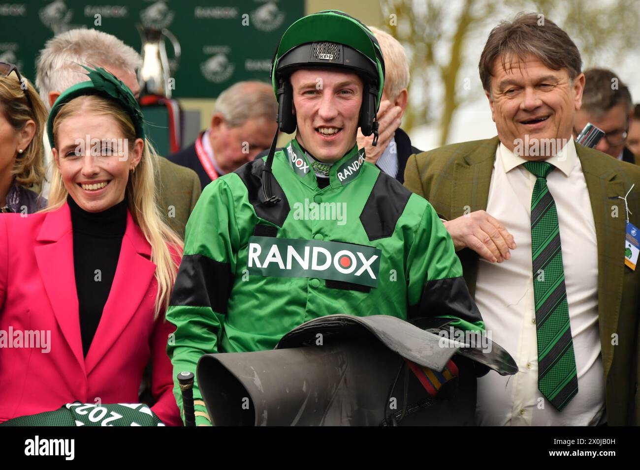 Liverpool, Großbritannien, 12. April 2024. Ciaran Gethings feiert mit Verbindungen, nachdem er 4,05 die Randox Topham Handicap Tureple Chase in Aintree gewonnen hat. Foto: Paul Blake/Alamy Sports News Stockfoto