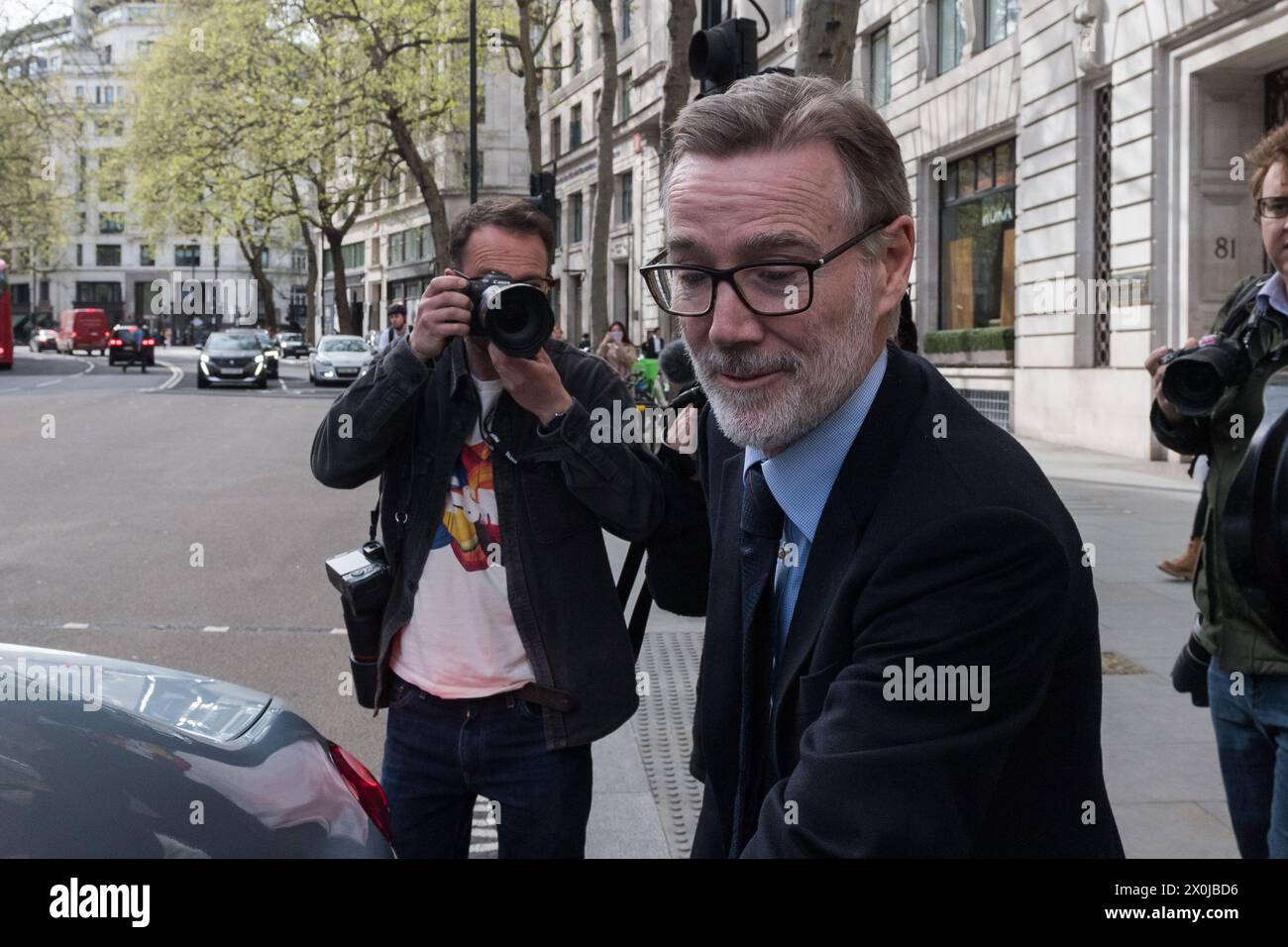 London, Großbritannien. April 2024. Adam Crozier, ehemaliger CEO der Royal Mail Group Ltd und ehemaliger Direktor der Royal Mail Holdings, verlässt Aldwych House, nachdem er der Post Office Public Inquiry Beweise gegeben hatte. Die von Sir Wyn geleitete Untersuchung hat die Aufgabe, die Umsetzung und die Mängel des IT-Systems Horizon beim Postamt, die zur Aussetzung, Kündigung von Verträgen mit Unterpostern, zur Strafverfolgung und Verurteilung führen, klar darzulegen. Quelle: Wiktor Szymanowicz/Alamy Live News Stockfoto