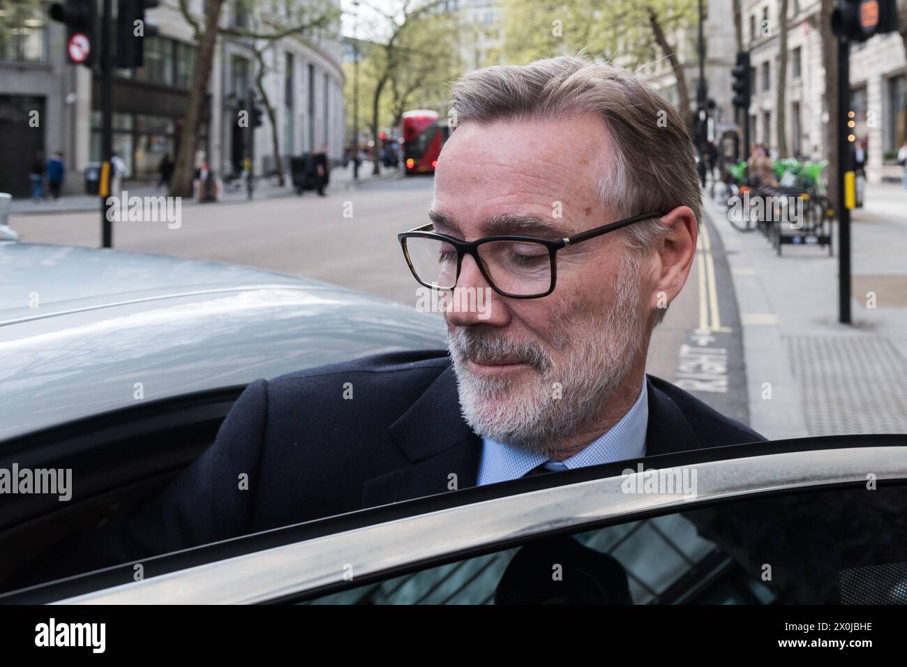 London, Großbritannien. April 2024. Adam Crozier, ehemaliger CEO der Royal Mail Group Ltd und ehemaliger Direktor der Royal Mail Holdings, verlässt Aldwych House, nachdem er der Post Office Public Inquiry Beweise gegeben hatte. Die von Sir Wyn geleitete Untersuchung hat die Aufgabe, die Umsetzung und die Mängel des IT-Systems Horizon beim Postamt, die zur Aussetzung, Kündigung von Verträgen mit Unterpostern, zur Strafverfolgung und Verurteilung führen, klar darzulegen. Quelle: Wiktor Szymanowicz/Alamy Live News Stockfoto