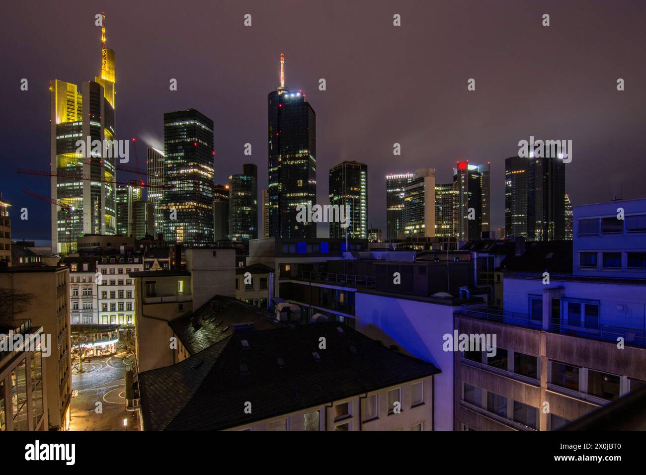 Moderne Skyline der Stadt mit Morgenlichtern bei Sonnenaufgang. Wunderschönes Stadtfoto mitten im Finanzzentrum in Frankfurt am Main in Deutschland Stockfoto