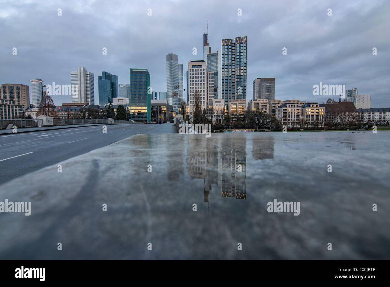 Moderne Skyline der Stadt mit Morgenlichtern bei Sonnenaufgang. Wunderschönes Stadtfoto mitten im Finanzzentrum in Frankfurt am Main in Deutschland Stockfoto