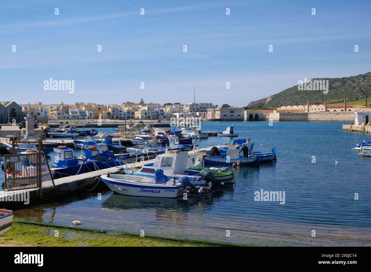 Italien, sizilien, mittelmeer, Ägadische Inseln, Insel Favignana; Fischerboote und die Thunfischfabrik im Hafen - EDITORIAL Stockfoto
