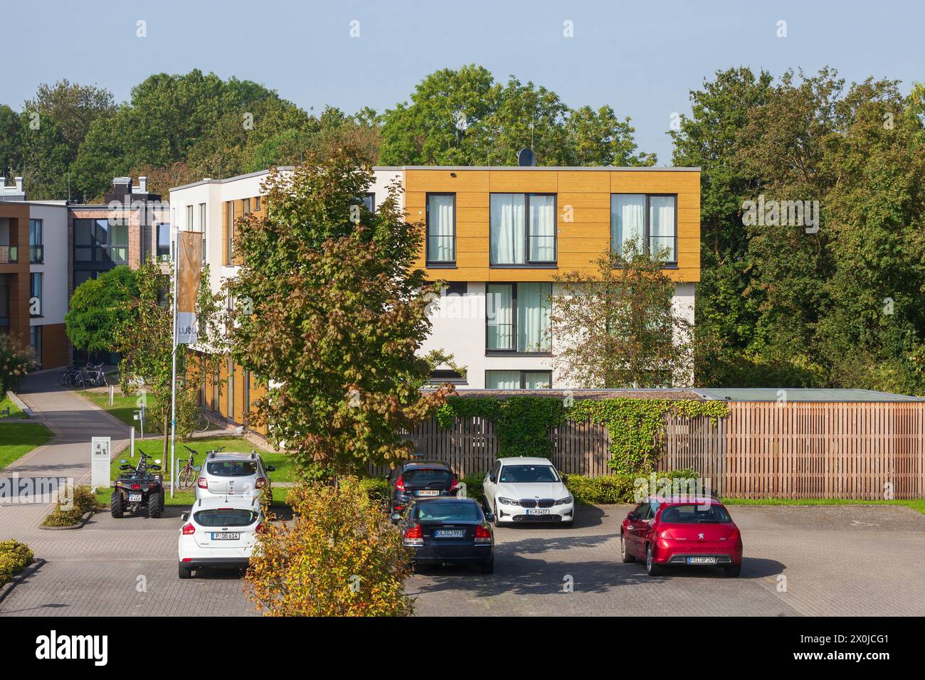 Studentenwohnheim der Jade-Universität, Wohnhaus mit Parkplatz, Elsfleth, Wesermarsch, Deutschland Stockfoto