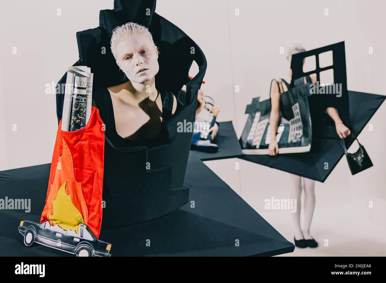 Frankreich, Frankreich. Februar 2024. Modelle zeigen die neue Kollektion der Marke PabePabe. Die Marke PABEPABE aus Hongkong präsentierte ihre Kollektion „Human Theatre“ während der Fashion Week AW24 in Paris. Unter der Organisation der Hong Kong Fashion Farm Foundation präsentierte die Marke verschiedene Looks. (Credit Image: © Lara Hauser/SOPA Images via ZUMA Press Wire) NUR REDAKTIONELLE VERWENDUNG! Nicht für kommerzielle ZWECKE! Stockfoto