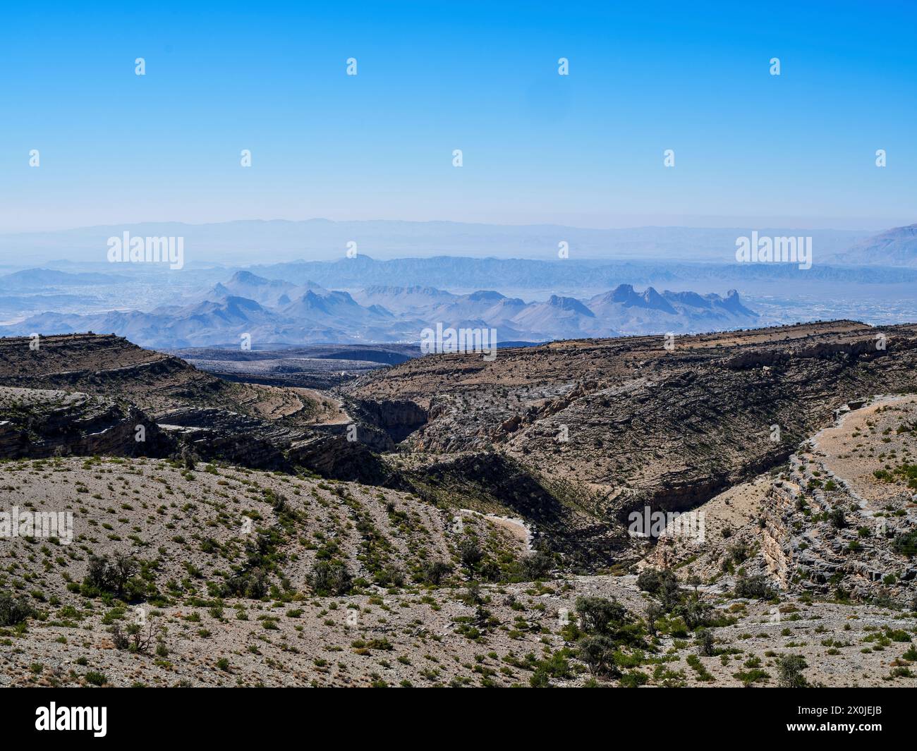 Oman, Hajar Mountains, Blick von der Spitze des Passes am Wadi Bani AWF über die Hajar Mountains, Stockfoto