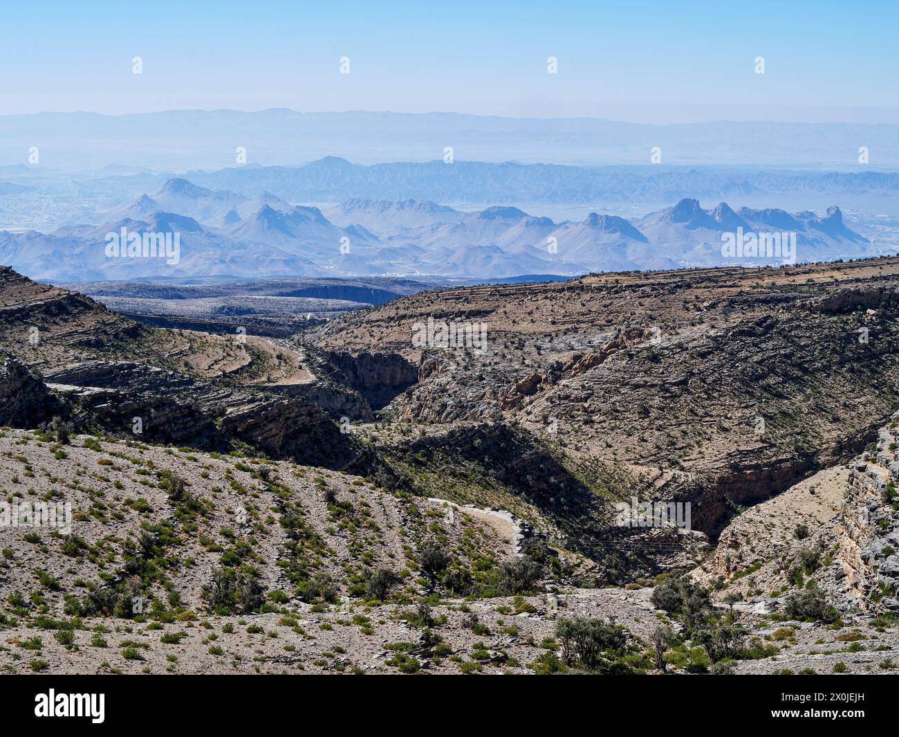 Oman, Hajar Mountains, Blick von der Spitze des Passes am Wadi Bani AWF über die Hajar Mountains, Stockfoto