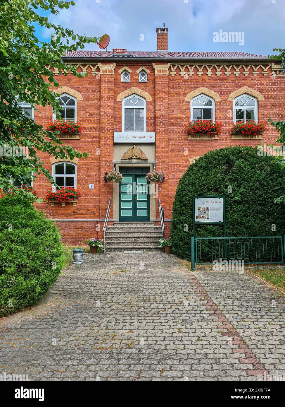 Haupteingang zur restaurierten alten Apotheke im Ferienort und Ostseebad Prerow, Fischland Darß, Mecklenburg-Vorpommern, Deutschland Stockfoto