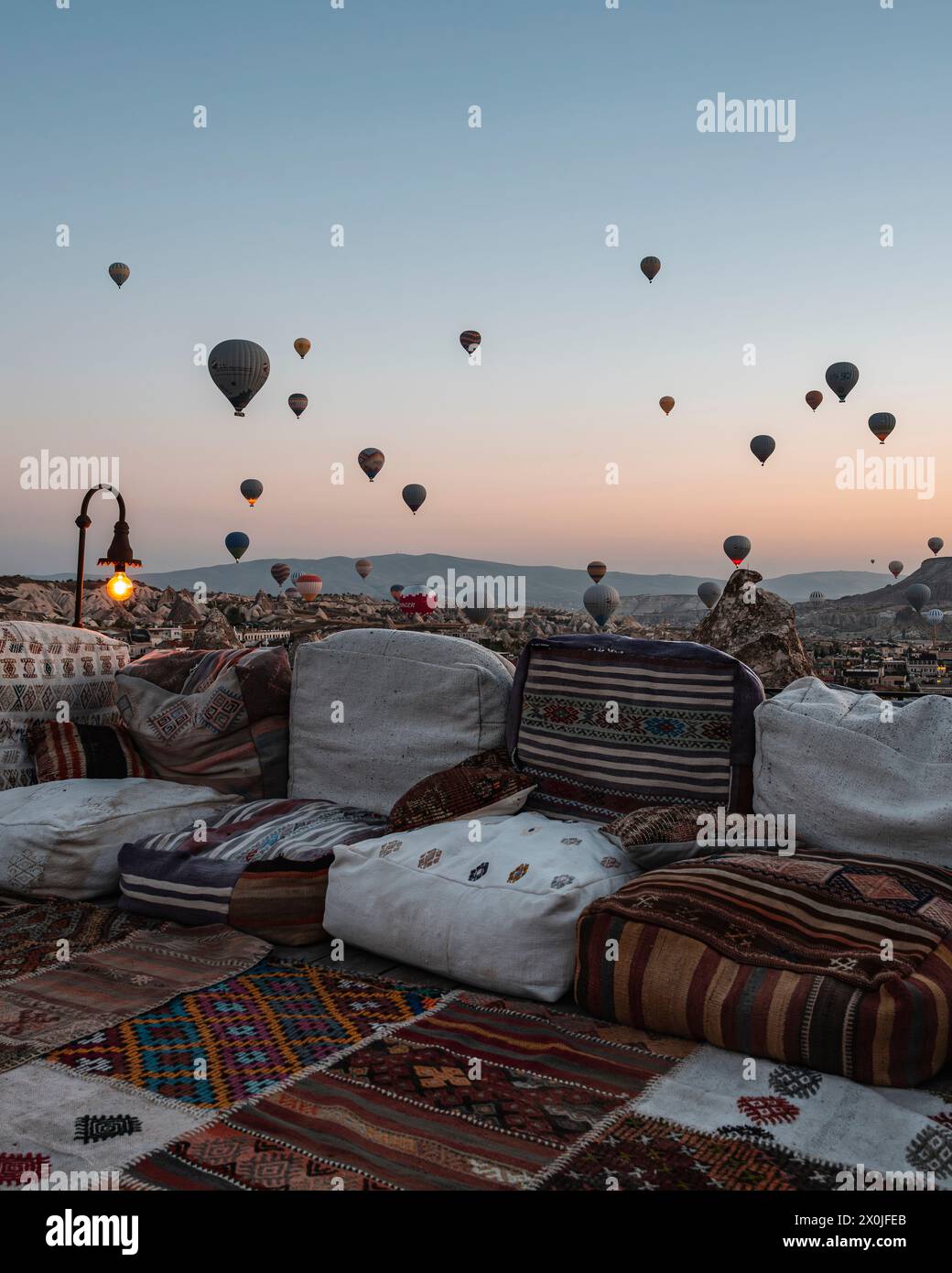 Heißluftballons, Dachterrasse, Teppiche, Göreme, Nevsehir, Kappadokien, Anatolien, Zentralanatolien, Türkei Stockfoto