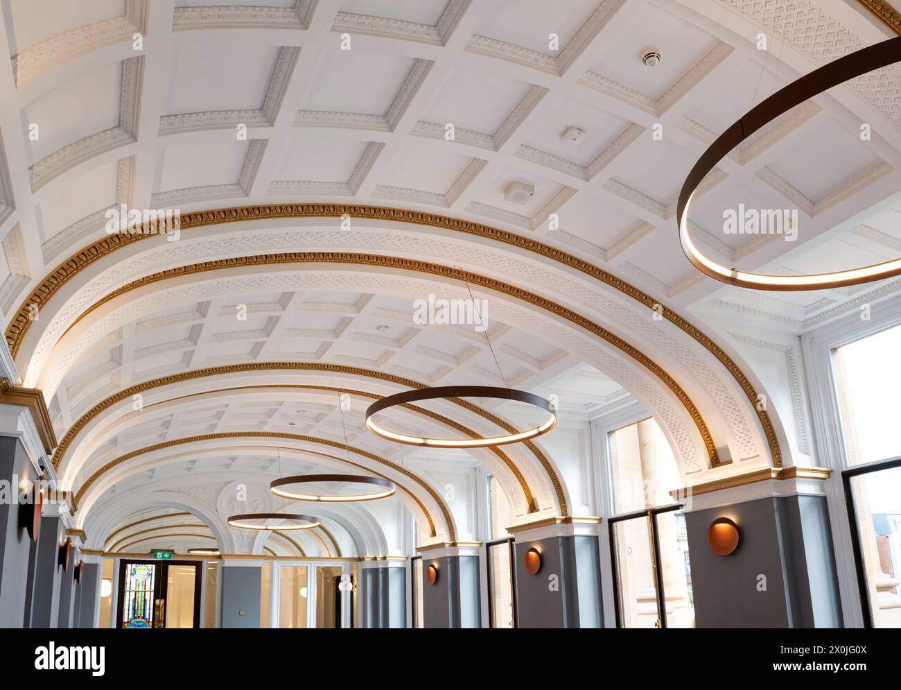 Reich verzierte Decke und Marmorboden in einem Veranstaltungsraum des neu renovierten Paisley Town Hall, das 2023 wiedereröffnet wurde Stockfoto