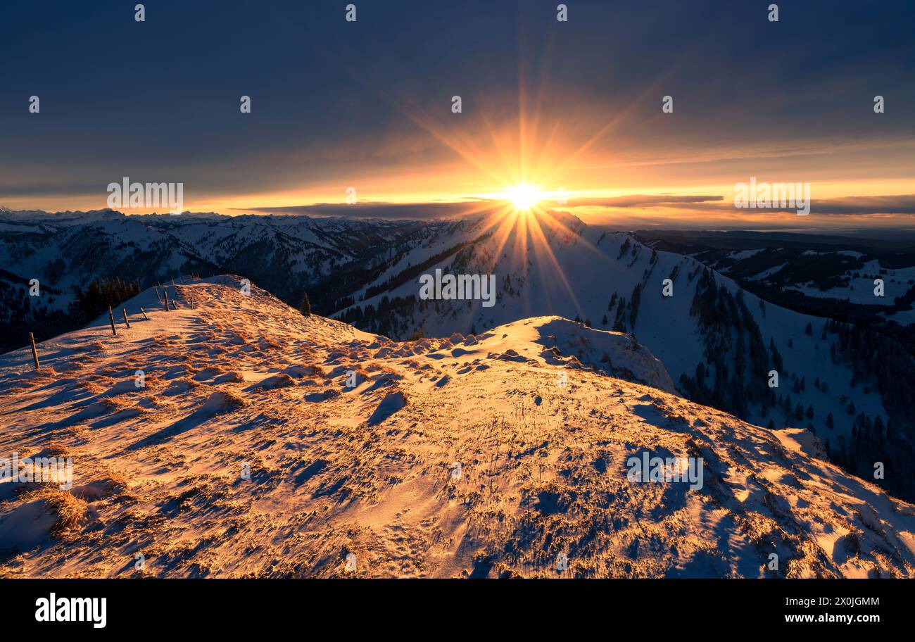 Sonnenuntergang an einem kalten Wintertag in den Bergen. Blick von der Sedererstuiben nach Westen. Allgäuer Alpen, Bayern, Deutschland, Europa Stockfoto