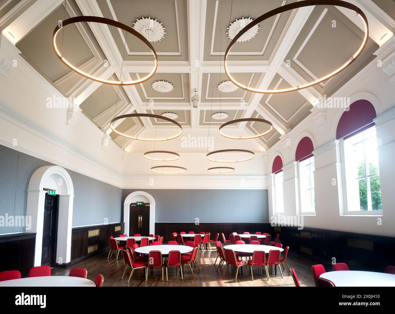 Verzierte Decke im Veranstaltungsraum A im neu renovierten Rathaus von Paisley, das 2023 wiedereröffnet wurde Stockfoto