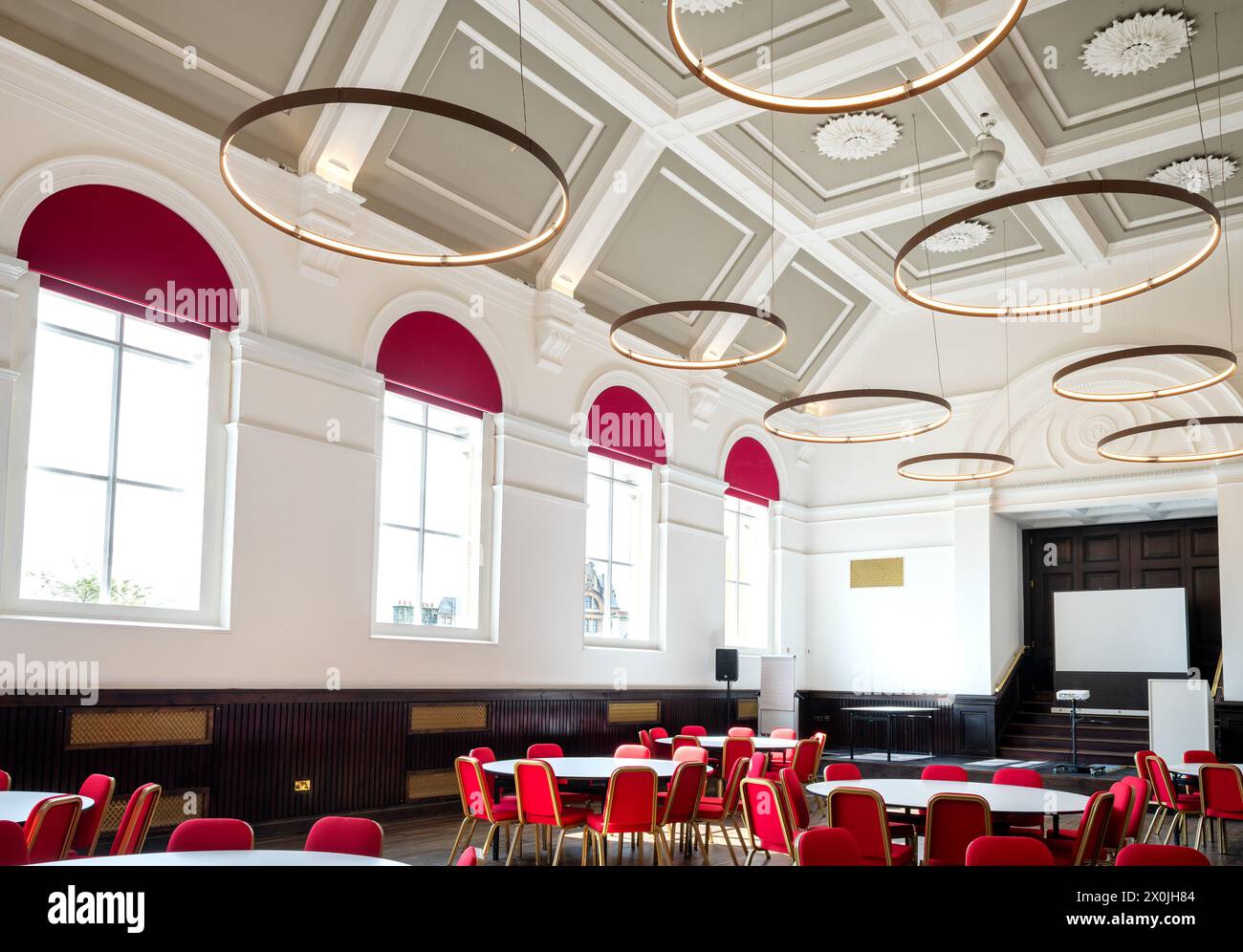 Verzierte Decke im Veranstaltungsraum A im neu renovierten Rathaus von Paisley, das 2023 wiedereröffnet wurde Stockfoto