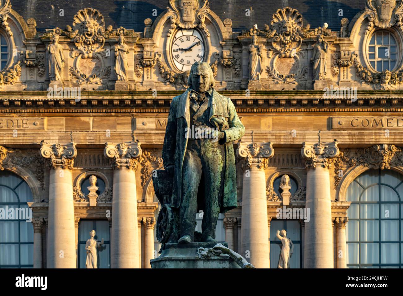 Statue von Joseph Marie Charles oder Jacquard und das Theater von Calais, Frankreich Stockfoto