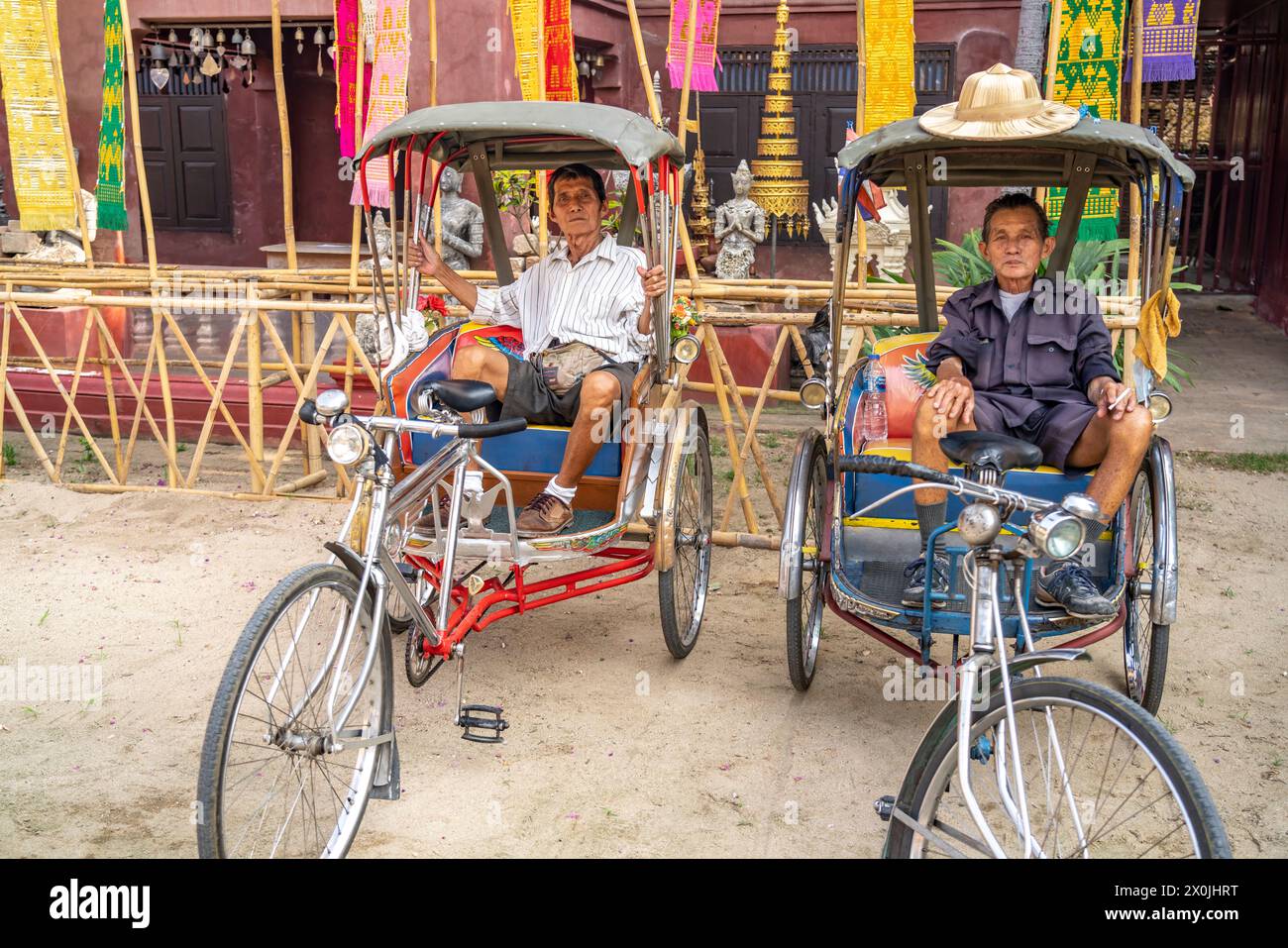 Fahrradrikscha-Fahrer, die auf Kunden warten, Chiang Mai, Thailand, Asien Stockfoto