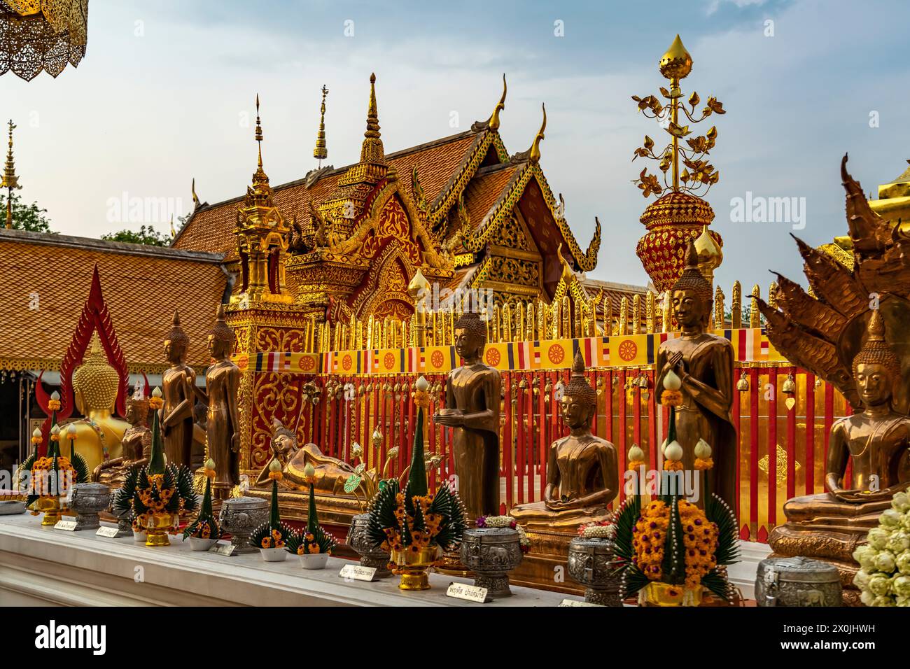 Buddha-Statuen im buddhistischen Tempelkomplex Wat Phra That Doi Suthep, Wahrzeichen von Chiang Mai, Thailand, Asien Stockfoto