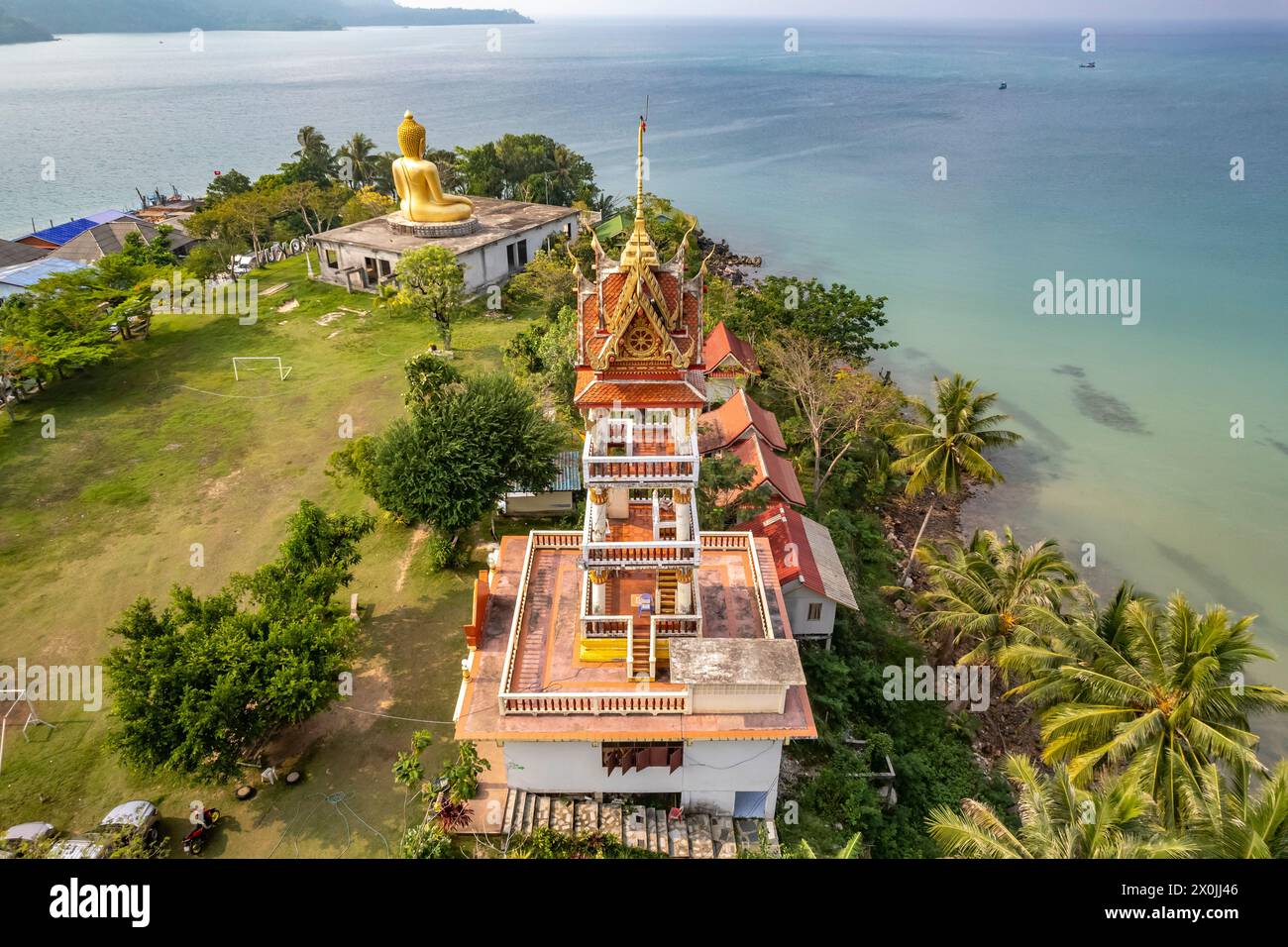 Der große Buddha von Wat Ao Salat im Fischerdorf Ban Ao Salad aus der Luft, Ko Kut Island oder Koh Kood Island im Golf von Thailand, Asien Stockfoto